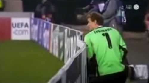 Jens Lehmann przyczajony za banerem reklamowym
