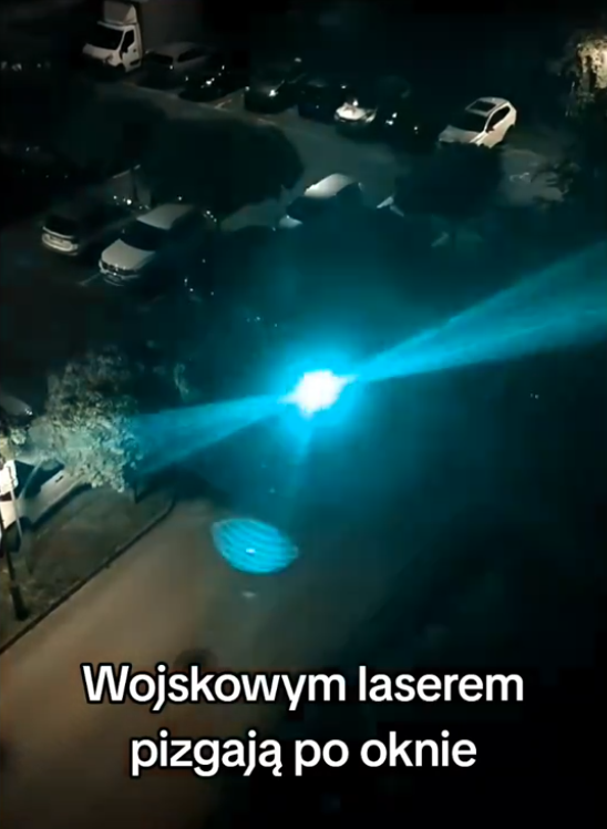 Światło lasera skierowane w stronę okna