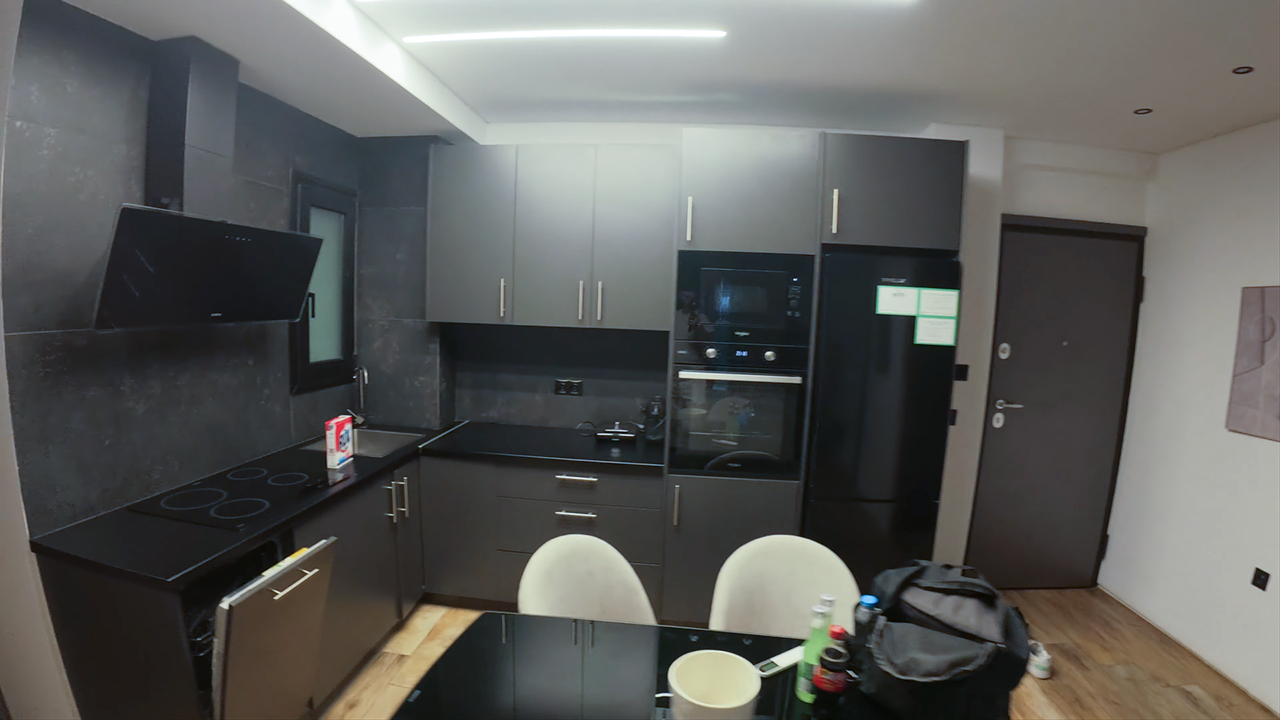 Widok na kuchnię w apartamencie w Grecji